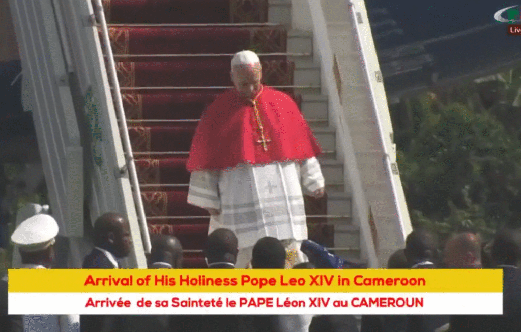 Pape Léon 14 arrivant au Cameroun