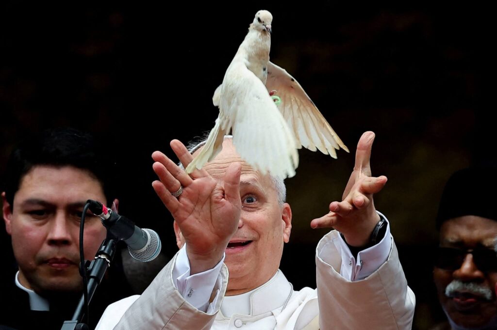 Le pape lache la colombe de paix à Bamenda